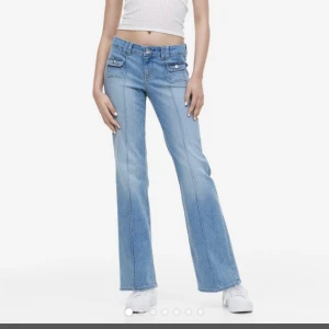 H&M cargo byxor  - Säljer de här slutsålda jeansen från hm! De är helt oanvända och passar mig som vanligtvis har strl 36💕