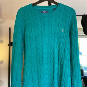 Gant kabelstickad crew neck - Aldrig använd Gant-tröja. Fick den i present, men den var för liten så använde den aldrig. Storlek S.