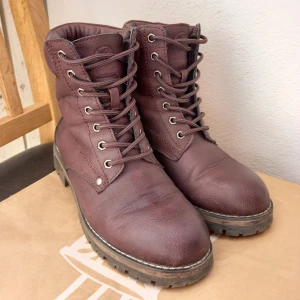 Burgundy winter boots - Warm boots, good for mild winter. Size 38, sole length (outside) 27 cm. True to size but can fit a thin extra sock. Worn just a few times.