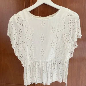 Blus med snörning i midjan - Spets topp med kort ärm samt snörnings detalj i midjan - super fin och väldigt bekväm topp, säljer pga för liten - använd enstaka gång, som ny 