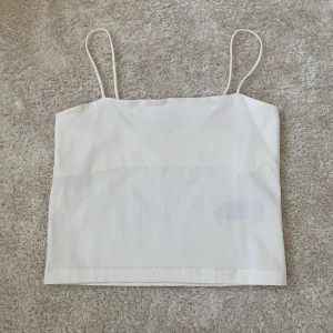 Vitt linne från Gina Tricot - Vitt linne från Gina Tricot, storlek L. Helt oanvänd i nyskick. Lappen sitter kvar. Köpt för 99kr, säljer för 40kr. 