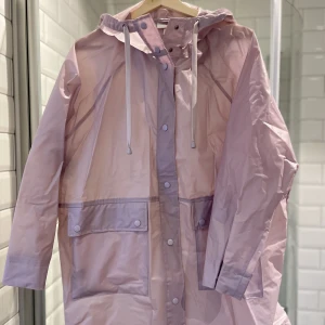 Lila/ lavendel regnjacka - Sötaste regnjackan perfekt för festivalsommaren! Så vacker färg som inte förstör festival-outfiten! Den är i stl xxs, men otroligt oversize så passar även M och även L. Endast använd ett fåtal gånger så därför i superbra skick! Fin kvalitet💞🌸