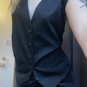 Kavaj väst - Oversized!! Kavaj väst i strl M. Använd två ggr. Polyester och ull. Jättefin på! Köptes tillsammans med en kavaj för nypris 599, säljs för 240🤩
