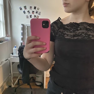 Svart tröja med spets - Säljer denna jättefina svarta tröjan med spets längst upp. Den är superfin men använder inte så mycket. Storleken är Xs