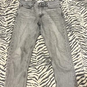 Samsoe samsoe jeans  - Säljer dessa feta jeans som tyvärr har blivit för små Storlek 31/32  Jätte bra skick  Nypris 1500 kr
