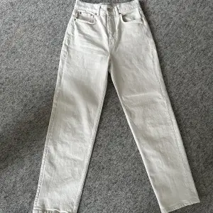 Beiga jeans från Gina Tricot. 90’s High Waist Jeans, petite💓 Storlek 32 Aldrig använda ✨Köparen står för frakt✨ 