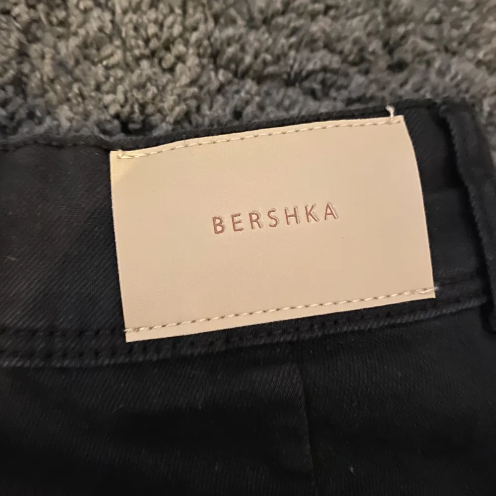 Säljer dessa coola svarta jeansen ifrån Bershka. De är lite korta i benen för mig ( har väldigt långa ben) men annars sitter de bra. De är superfina men får ingen användning för de. Storlek: 32. Jeans & Byxor.