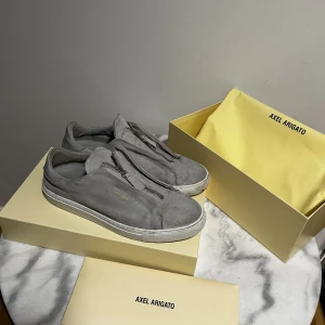 Arigato - Säljer nu dessa schyssta Arigatos i en ljusgrå färg, skorna är köpta nya från arigatos hemsida. Allt medföljer det vill säga box, dustbag och kuvär. Skick 8/10 blir en 9/10 med en tvätt.