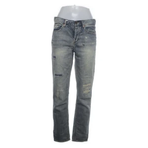 Low waist Jeans - Säljer dessa super snygga straight low waist jeansen. Passar en med storlek 34/36. Långa i benen på mig som är ca 165, går även att klippa och spreta upp ifall man vill få de längre eller kortare.