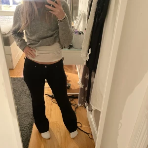 Low Waits jeans - Supersnygga svarta Low Waist flare jeans från Hm. De är små i storleken och passar därför mig som har 36/38 perfekt! Använda några enstaka gånger och superbra skick. Frakt på 60 kr ingår redan i priset!
