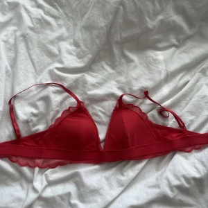 Bralette - Söt röd bralette.