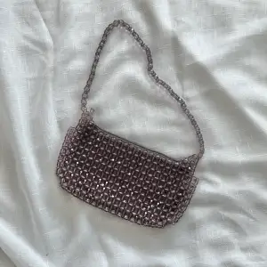 Kristall handväska från Nelly i lila-ish färg