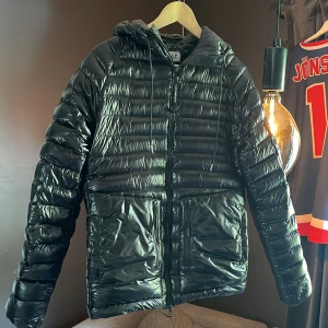 CP Company jacka - Tjena! Säljer nu min jacka då den blivit för liten. Hör av dig vid intresse! 