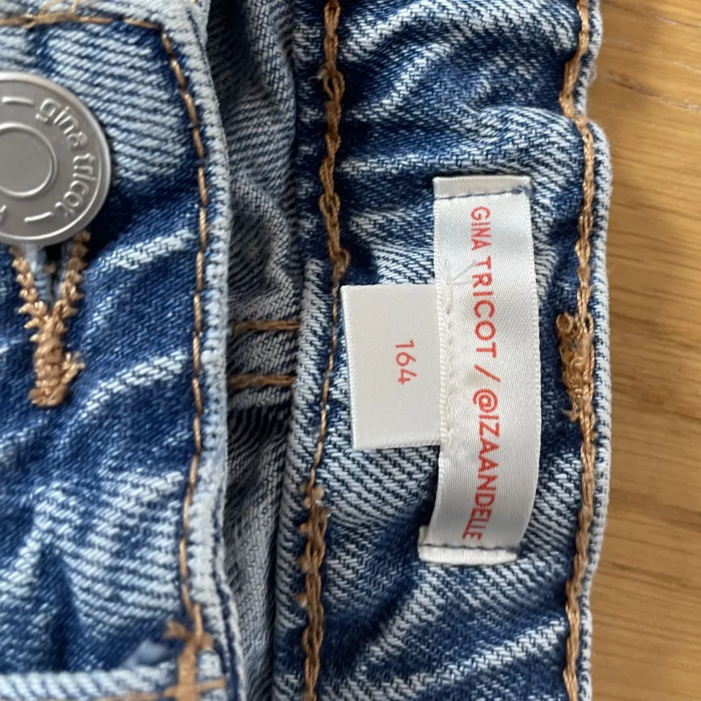 Ett par jeans shorts i isaandelles kollektion från förra året❤️ säljer för att dom börjar bli lite för små!. Jeans & Byxor.