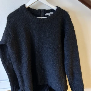Oversize stickad mohairtröja från DAGMAR  - Svart stickad mohairtröja från svenska varumärket house of Dagmar. Tröjan är i S men är oversize och passar xs-m.  I fint begagnat skick. 