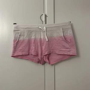 Säljer dessa snygga korta låg-midjade shorts. De är tonade i vitt och rosa. En söm har gått upp på baksidan, se bild. De är i barnstorlek 152, men passar mig som vanligtvis har 36, möjligen i minsta laget. Säljes då de ej kommer till användning längre.💗