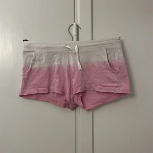 Shorts - Säljer dessa snygga korta låg-midjade shorts. De är tonade i vitt och rosa. En söm har gått upp på baksidan, se bild. De är i barnstorlek 152, men passar mig som vanligtvis har 36, möjligen i minsta laget. Säljes då de ej kommer till användning längre.💗