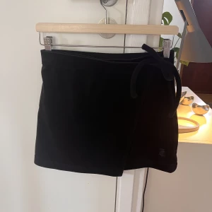 Juicy couture skirt - Juicy couture kjol, ”rhinestone” Ingen anmärkning, sparsamt använd