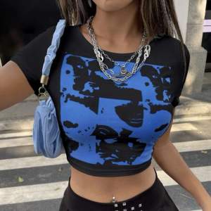 svart crop top med blått tryck i strl s från shein säljs för 50kr+frakt, fler bilder kan skickas