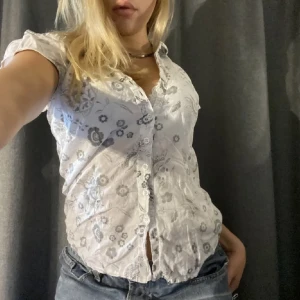 Blus - (Lånade bilder från förra ägare) Säljer vidare min favorit superfina blus pga för liten tyvärr :( Använts några gånger men inga defekter, bra skick!💗