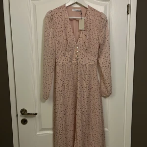 Adoore Paris dress - Oanvänd adoore MIDI Paris dress, lapp finns kvar. Nypris 1495kr. Köpare står för frakten.