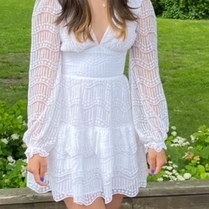 Studentklänning  - Ska sälja min fina klänning som passar så bra till skolavslutning eller student, endast använd två gånger i storlek 34. Köpt från NA-KD med säljs inte längre, kom med prisförslag privat då jag endast säljer om jag är nöjd med priset🌸💞🍓🤍