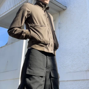 Prada Bomber - Prada bomber, väldigt fin men inte används särkilt mycket. En mörk brun, perfekt för lite varmare väder.