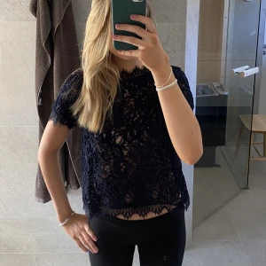 Topp - En fin topp i marinblått! Storlek S ifrån lindex🤩