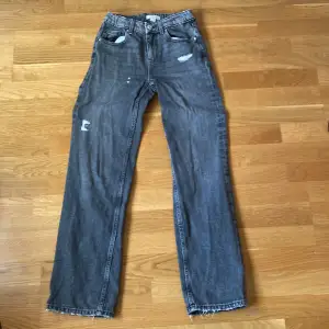 Low waist jeans från Gina Tricot, säljs för att de är för små. Använda ett antal gånger och är självklart nytvättade😊😊