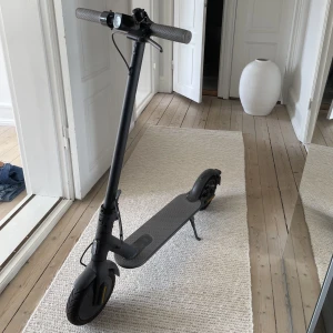 El-scooter  - Ihopfällbar elscooter. Hastighet upp till 25 km/h. Batteristräcka på 30 km. 300 W. Endast använd få gånger!