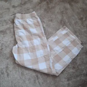 Beiga och vita pyjamasbyxor från lindex. Säljer då de är för korta för mig i benen. Jag är 169lång