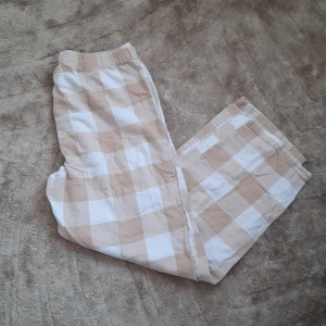Flanell pyjamasbyxa från Lindex strl m - Beiga och vita pyjamasbyxor från lindex. Säljer då de är för korta för mig i benen. Jag är 169lång