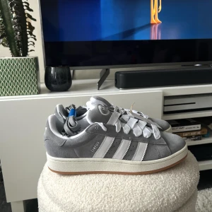 Adidascampus00s  - Säljer dessa populära skorna som är slutsålda överallt 👟 beställt från zalando. Ny i kartong helt oanvända, grå skosnören medföljer. Perfekt till pojkvännen 💯jätte populär på TikTok, bara sök på det 😁👌 