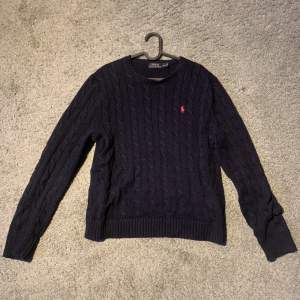 En sweater jag köpte innan vintern som är bekväm och är utan slitage. Den är i storlek M men skulle nog passa som en L lika bra. Hör av dig för fler frågor och prisförslag, mvh Albin