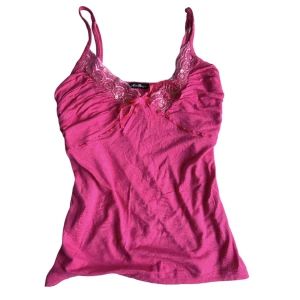 Paljett linne - Har ett litet hål vid ryggen se bild 3. Kontakta vid intresse<3