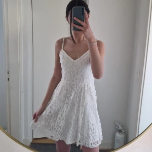Vit klänning - Vit oanvänd klänning från Na-Kd. Köpte till studenten men blev aldrig använd.  Är 177 cm