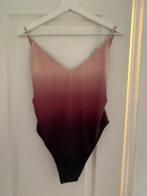 Baddräkt  - Baddräkt från H&M med ”urringning” vid brösten, höfterna, och låg rygg! Sexig modell!! <3 Storlek 42 (passar både M och L skulle jag säga) Endast provad då jag hittade andra favoriter!