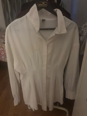 Vit skjortklänning med knappar - En fin skjortblus från shein 