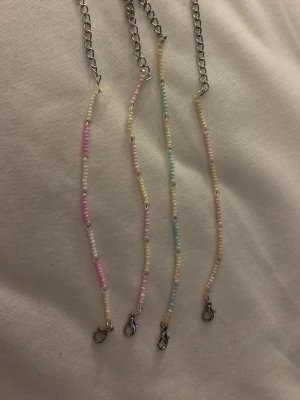 Färgglada pärlarmband med kedja - Fyra tunna armband med små pärlor i olika pastellfärger💕