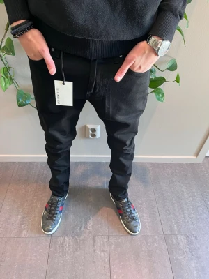 Tiger of Sweden  - Helt nya jeans ifrån tiger of Sweden med prislappen kvar på. Storleken är W29 L32 i modellen evolve vilket är slimfit. Kvitto kan visas privat