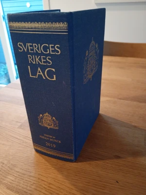 Sveriges Rikes Lag 2019 - Lagbok från 2019. Perfekt till studierna. Gott använt oss skick enligt bilder. ISBN: 9789139021254  Nypris: 1149 SEK Mitt pris: 398 SEK  Skriv vid frågor och se gärna mina andra annonser! Skapar gärna deals och paketpriser för just dina behov!   Skickas snabbt och spårbart med alla möjliga fraktsätt.