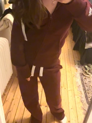 Russemerch set!! - Säljer mitt russemerch sett i vinrött!! Köp hela setet för 850 eller styck för 450!! Som nytt!!! Xs i tröjan och S i byxorna!!!!!