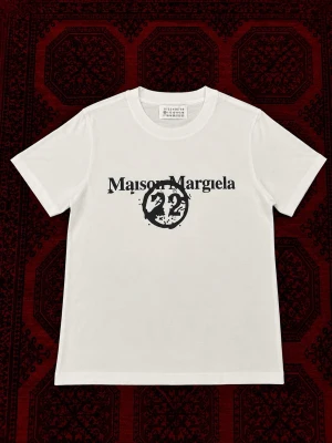 Maison Margiela t-shirt  - Vit och sällsynt t-shirt  från Maison Margiela perfekt för sommar outfits. | skick : 10/10 har endast använts fåtal gånger så ser ut som ny. | etiketten och påsen följer med på köp! | Storlek EU S| längd : 64 cm | bredd : 46 cm | pris går att diskutera vid bundle köp / snabbaffär! 💯