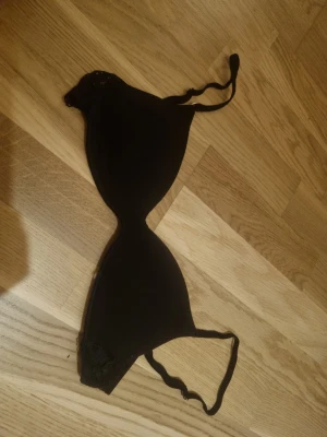 Svart bygellös bh med spets - Från lindex med spets i bak. Strl 70A. Väl använd men funkar bra. Själva haken som man knäpper fast den med så har en sömmen går sönder så den har lossnat lite men könns inte av nör man har på sig den, se bild 3. Nypris 199. Säljer likadana I grå och vit!