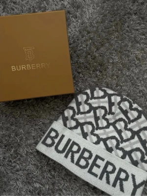 Fin bb mössa  - Bb mössa i vit färg,box medföljer 