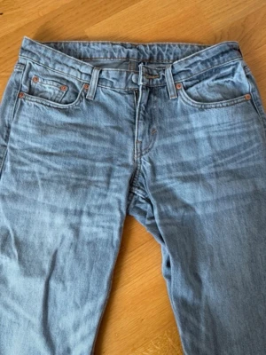 Jeans  - Säljer ett par grå jeans med raka ben och låg midja. Jeansen har klassiska bakfickor och kommer från weekday. Säljer då dom inte passar mig i längden längre, jag är 179cm💗 Storlek 27/34 