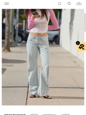 Ljusblå wide leg jeans - Säljer ett par ljusblå jeans med låg midja och breda ben. Jeansen har full längd och en avslappnad passform som ger en cool och trendig vibe. Perfekta för dig som gillar en loose fit och vill ha ett par riktigt snygga jeans i garderoben. ps helt oanvända 