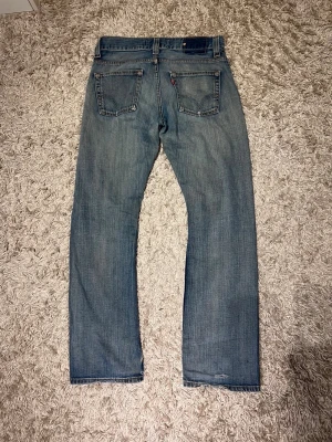 Levis 506 standard straight fit wash fade distresssed archive denim 512 507 527 504 - Vintage Levis jeans modell 506 standard. Riktigt snygg och unik fade, snygga slitningar, hålen kan stängas på efterfrågan. Straight passform storlek 32/32. Postas antingen samma dag som köp eller dagen därpå💯🙌