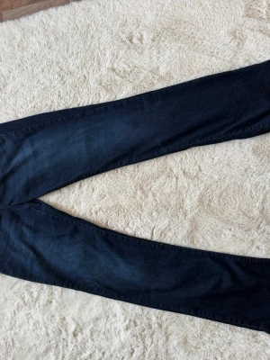 Mörkblå jeans från LTB - Snygga mörkblå jeans från LTB med klassisk femficksmodell och raka ben. Jeansen har en diskret tvättad look och är tillverkade i ett mjukt denimtyg som sitter skönt. Perfekta till vardags och passar till det mesta.