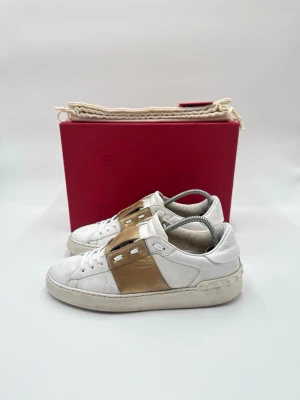 Valentino sneakers  - Hej säljer nu dessa fina valentino open skor  Skick enligt bilder  Postar snabbt och smidigt   Hör av er vid frågor eller funderingar